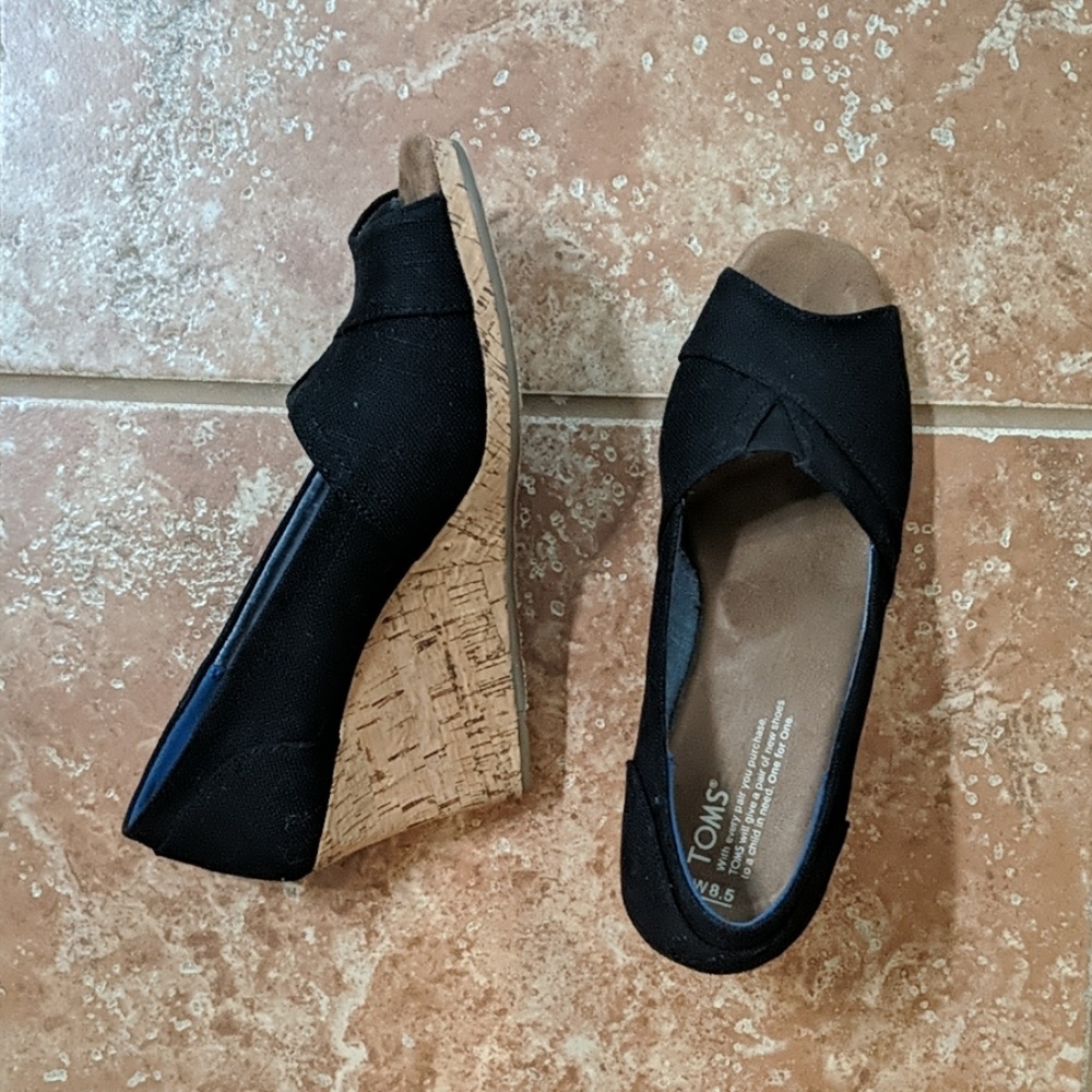 Black wedges